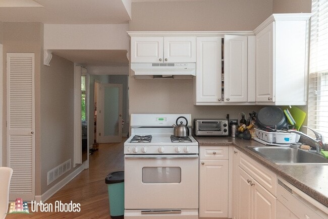 3144 N Oakley Ave, Unit J03W in Chicago, IL - Building Photo - Building Photo