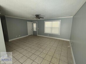 1007 Live Oak Dr in Hinesville, GA - Foto de edificio - Building Photo