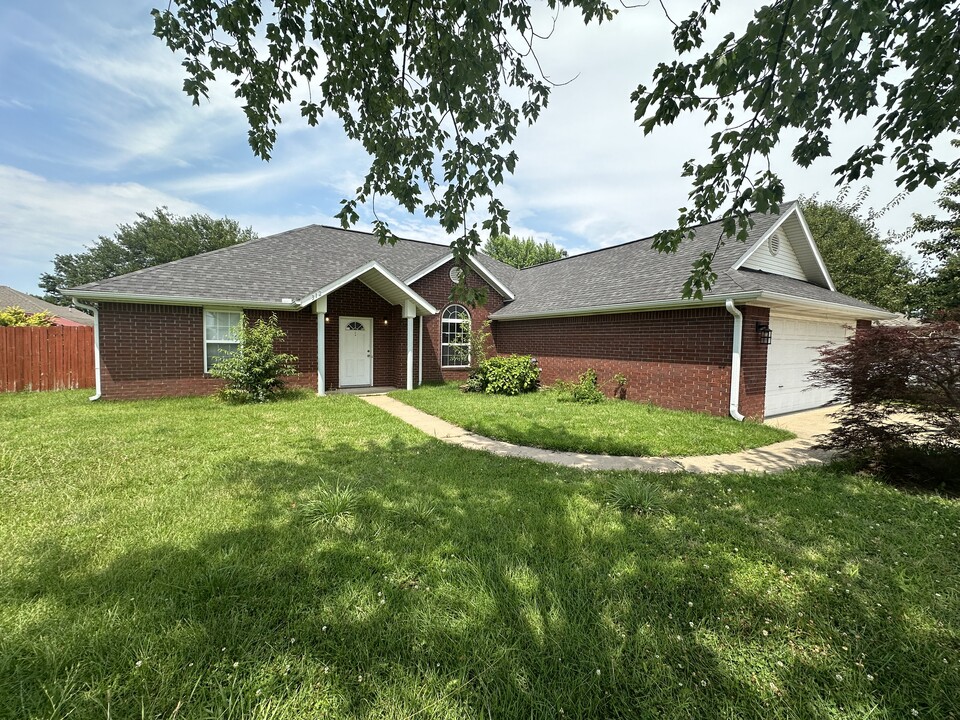 312 Edgehill Ave in Lowell, AR - Foto de edificio