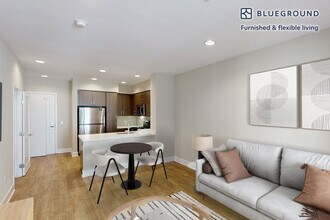 7400 Center Ave in Huntington Beach, CA - Foto de edificio - Building Photo