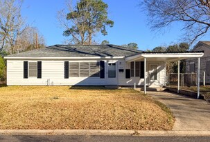 909 Lake Ct Dr in Deridder, LA - Building Photo