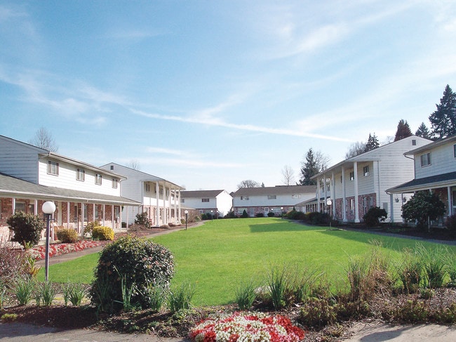 Williamsburg Townhomes in Milwaukie, OR - Building Photo - Building Photo
