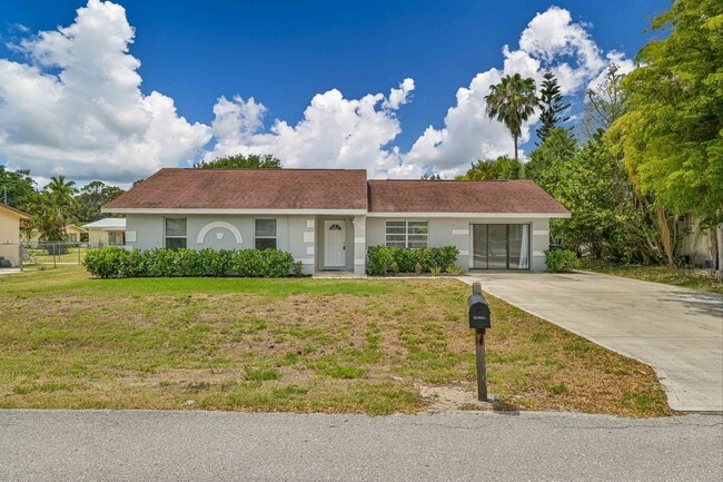 18522 Evergreen Rd in Ft. Myers, FL - Building Photo - Building Photo