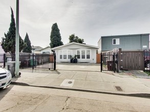 Duplex in Oakland, CA - Building Photo - Building Photo