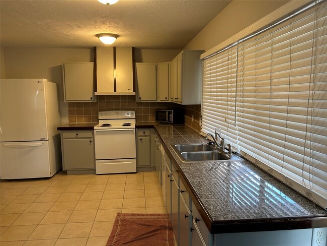 property at 3919 Coltwood Dr