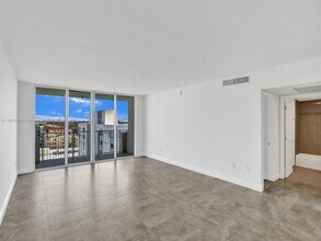 10350 W Bay Harbor Dr in Miami Beach, FL - Building Photo - Building Photo