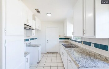 107 Oak Valley Dr in San Antonio, TX - Building Photo - Building Photo