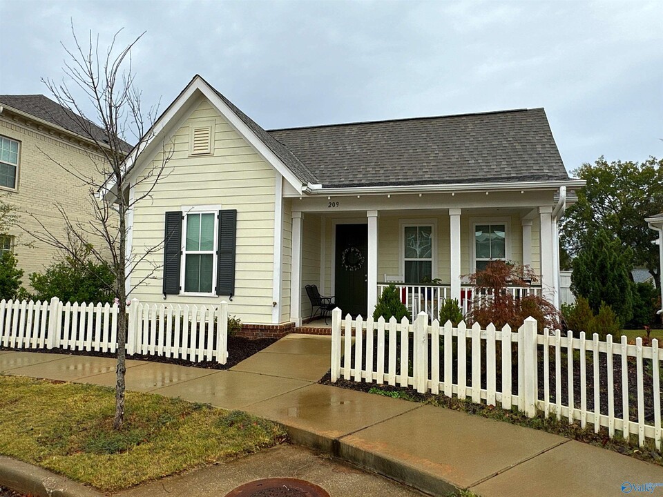 209 St Louis St in Madison, AL - Foto de edificio