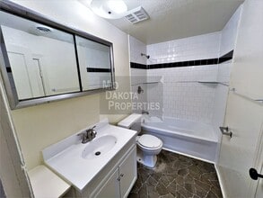 420 E 6th Ave in Mitchell, SD - Foto de edificio - Building Photo