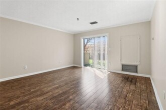 300 Johnson Ferry Rd in Atlanta, GA - Foto de edificio - Building Photo