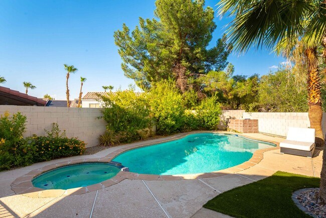 66 Huntfield Dr in Henderson, NV - Foto de edificio - Building Photo