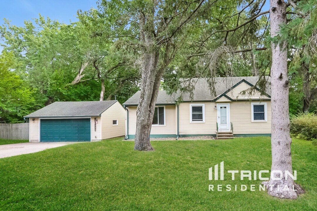 2605 Eastman Dr in St. Paul, MN - Building Photo