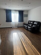 156-49 76th St, Unit 2 in Queens, NY - Foto de edificio - Building Photo
