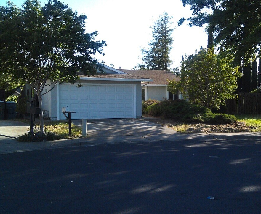 141 Quincy Ct in Vacaville, CA - Foto de edificio
