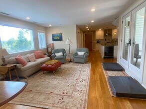 23 Hubbard Rd in Wilton, CT - Foto de edificio - Building Photo