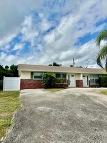 8912 SE Parkway Dr in Hobe Sound, FL - Building Photo