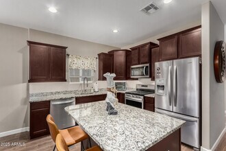 2023 W Yellowbird Ln in Phoenix, AZ - Building Photo - Building Photo