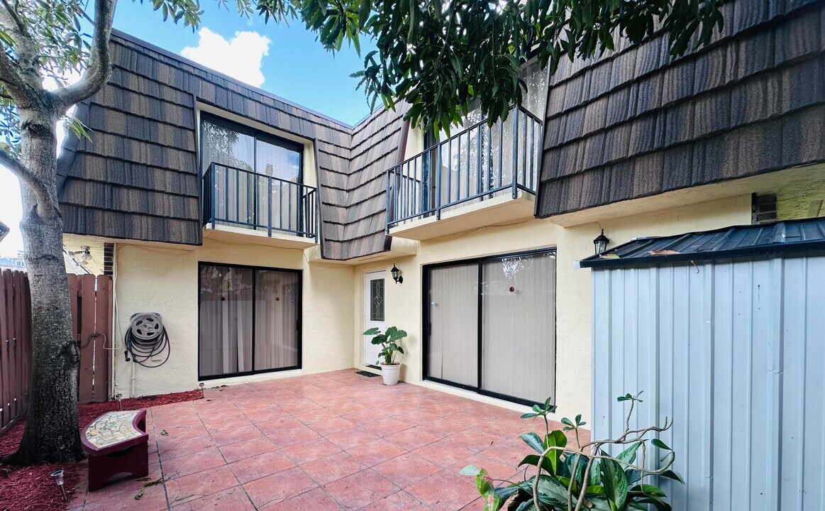 1534 Forest Lakes Cir in West Palm Beach, FL - Building Photo