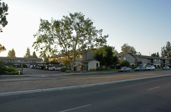 Sunrise Meadows in Sanger, CA - Foto de edificio - Building Photo