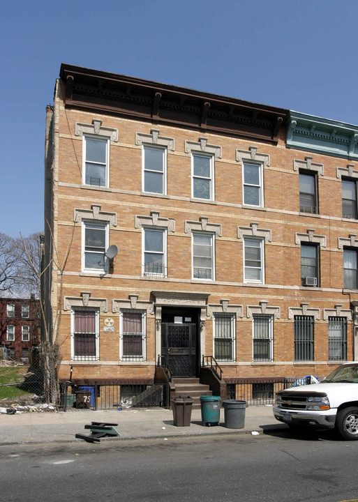 683 Halsey St in Brooklyn, NY - Building Photo