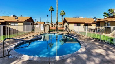 Plaza Del Torre in Phoenix, AZ - Foto de edificio - Building Photo