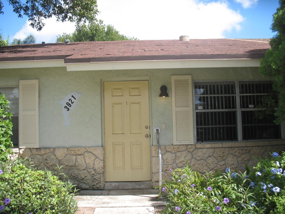 3921 Wilshire St in West Palm Beach, FL - Building Photo