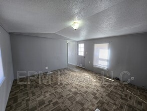 700 W Ridgeway Ave in Cedar Falls, IA - Building Photo - Building Photo