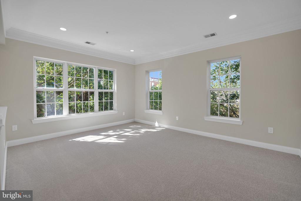 111 Chevy Chase St in Gaithersburg, MD - Building Photo