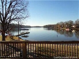300 Greenbay Road in Mooresville, NC - Building Photo
