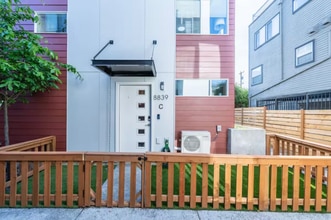 8839 Midvale Ave N in Seattle, WA - Foto de edificio - Building Photo