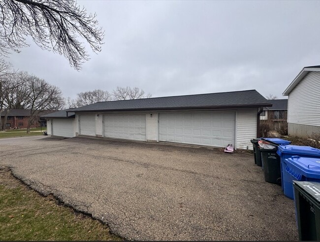 2355 Chalet Gardens Rd in Fitchburg, WI - Foto de edificio - Building Photo