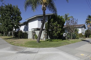 Knottwood Apartments in Anaheim, CA - Building Photo