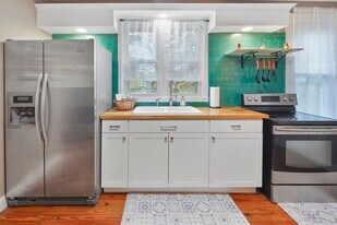 578 Woodward Ave, Unit 578 Woodward Avenue in East Haven, CT - Building Photo