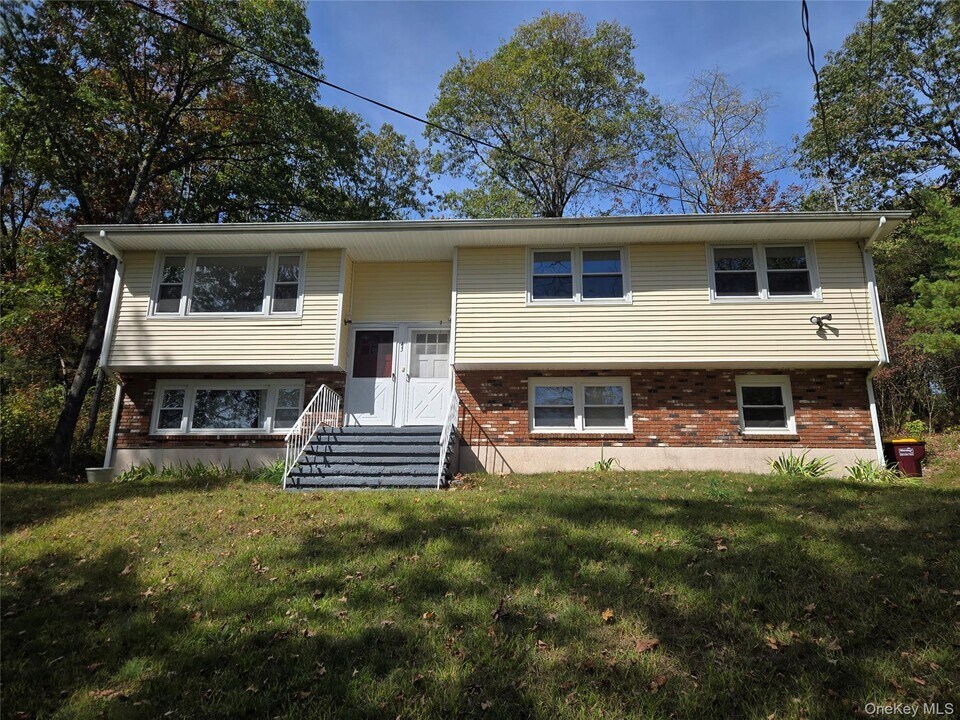 43 Glenmere Homesites Rd in Florida, NY - Building Photo
