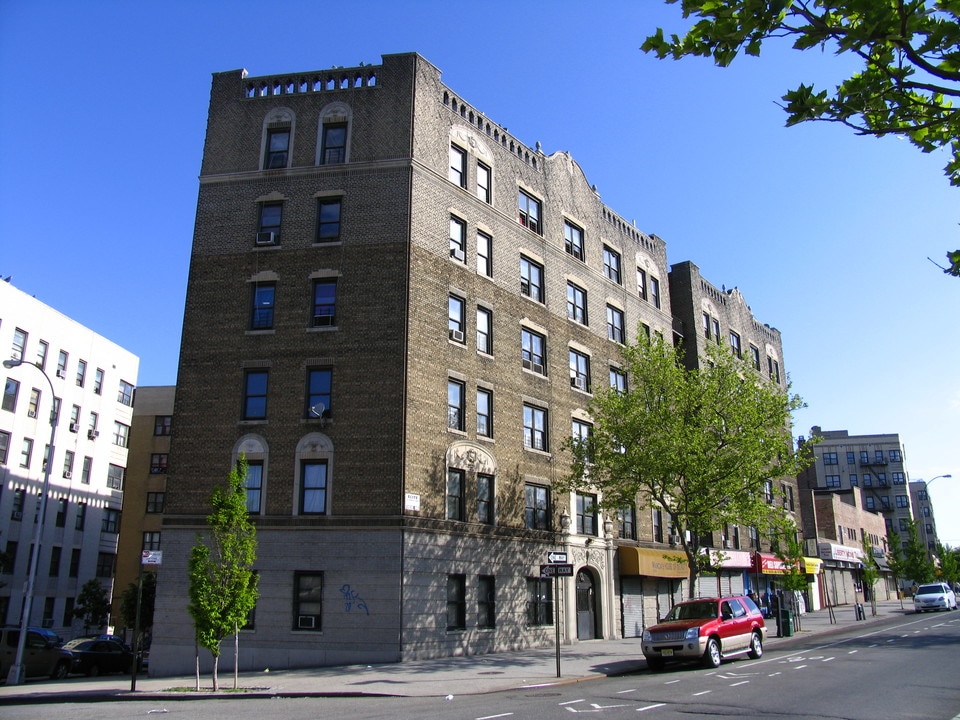 1815 Grand Concourse in Bronx, NY - Building Photo