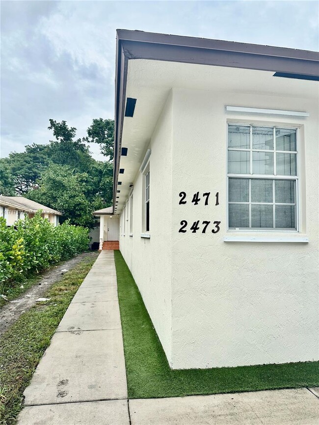 2473 NW 18th Terrace in Miami, FL - Building Photo - Building Photo