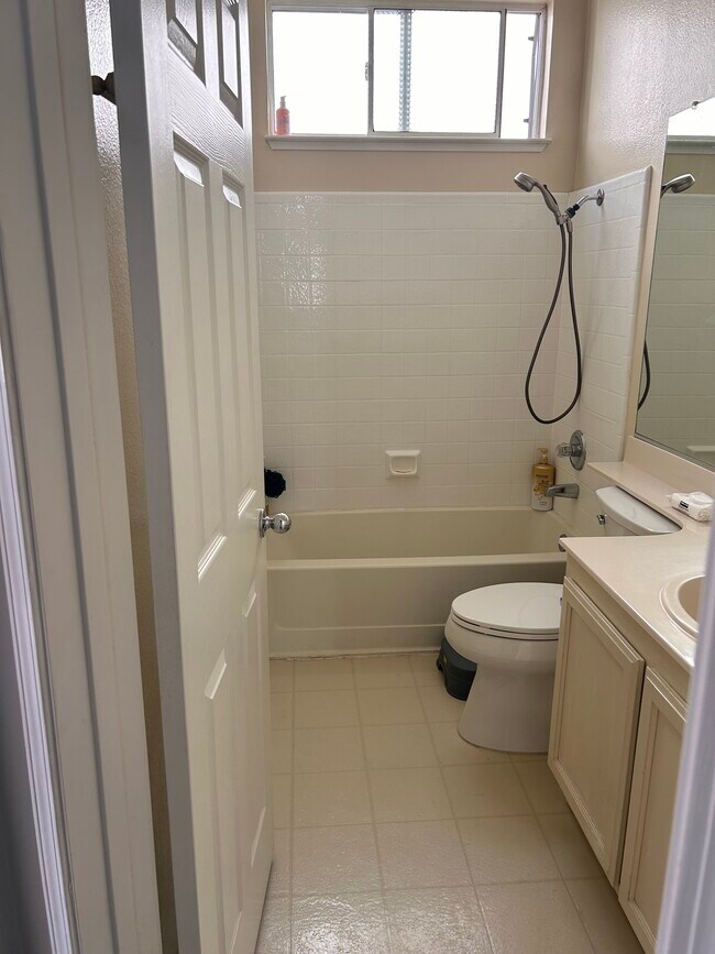 1510 Foxwood St in Hollister, CA - Building Photo - Building Photo
