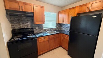 5180 NE 6th Ave in Oakland Park, FL - Building Photo