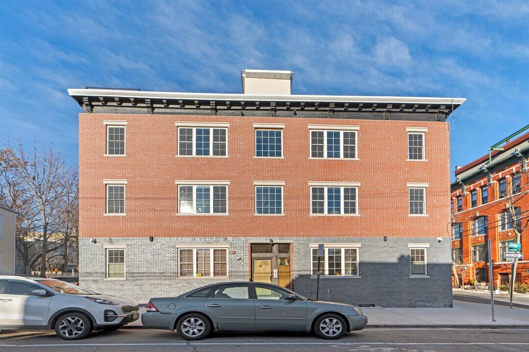 100 Griffith St, Unit 1r in Jersey City, NJ - Building Photo