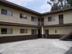 Radford Apartments in North Hollywood, CA - Foto de edificio - Building Photo