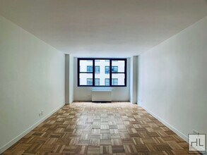 EAST 49 STREET and 2nd Ave. in New York, NY - Foto de edificio - Building Photo