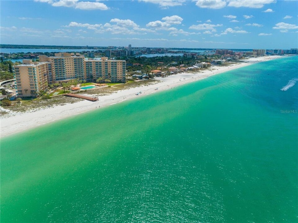 880 Mandalay Ave in Clearwater, FL - Building Photo