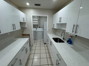 933 SW 16th Pl in Fort Lauderdale, FL - Building Photo - Building Photo