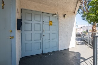 7762 Foothill Blvd in Tujunga, CA - Foto de edificio - Building Photo
