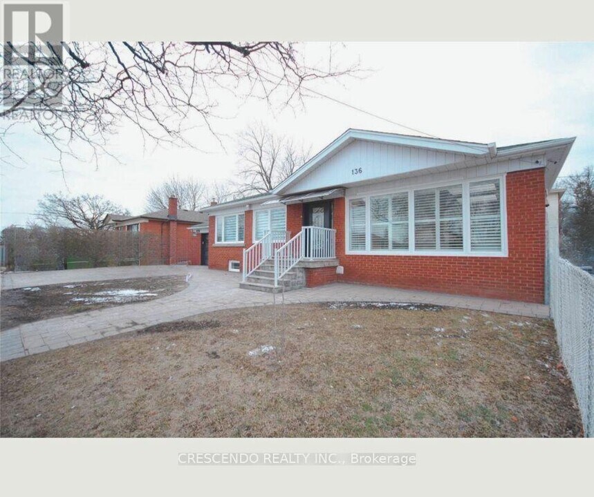 136 Wye Valley Rd in Toronto, ON - Building Photo