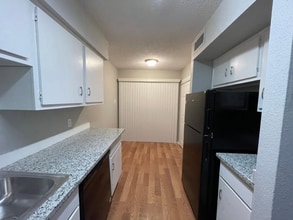 5625 Antoine Dr, Unit 1504 in Houston, TX - Foto de edificio - Building Photo