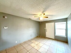 518 Briggs St in San Antonio, TX - Building Photo - Interior Photo