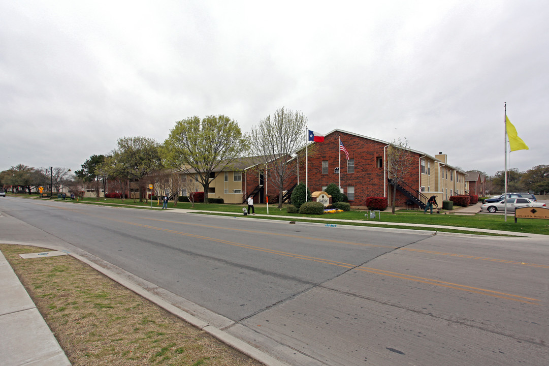 North Oak in Irving, TX - Building Photo