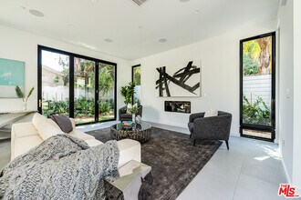 370 N San Vicente Blvd in West Hollywood, CA - Building Photo - Building Photo