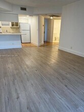 8290 Lake Dr, Unit 531 in Doral, FL - Foto de edificio - Building Photo